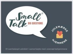 Boksen til samtalespillet "Small talk Big questions" i samarbejde med julemærkehjemmene