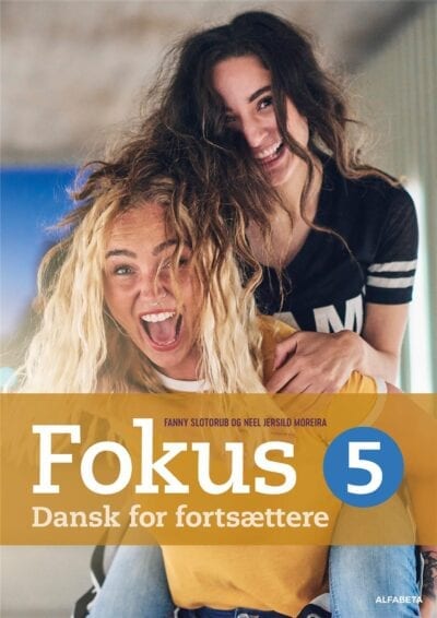 Forside med to glade piger til bogen "Fokus 5"
